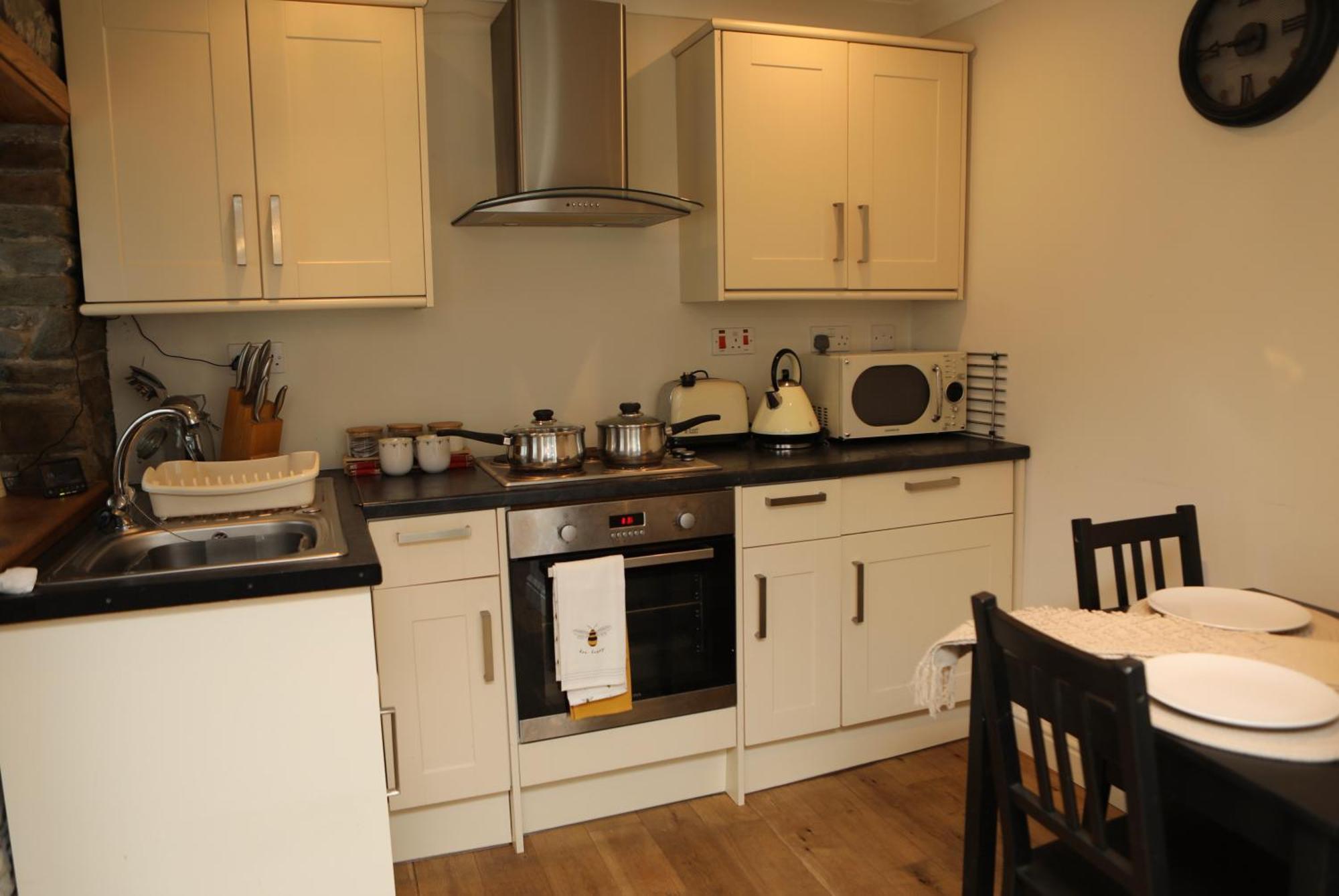 The Cosy Cottage Retreat! Perfect For Contractors, Relocators, Getaway Llantrisant  Exteriör bild